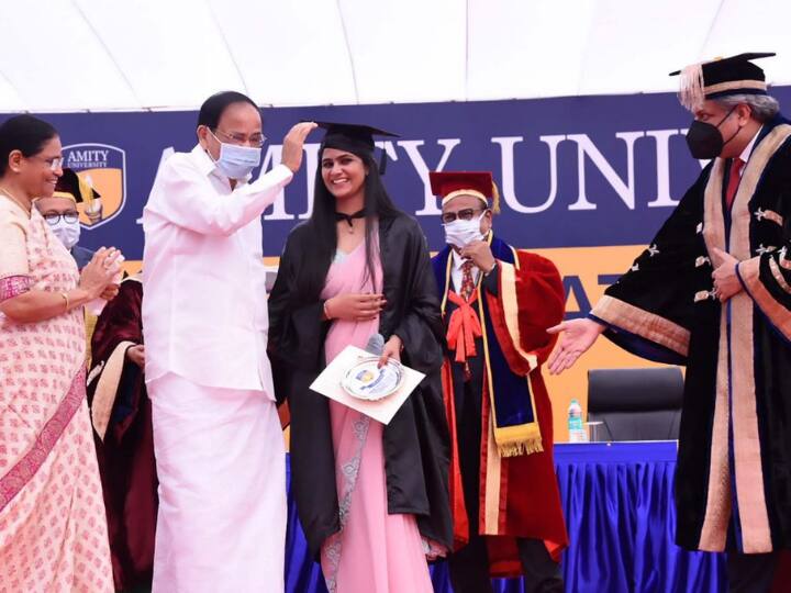 Vice President venkaiah naidu attend convocation ceremony of granddaughter Venkaiah Naidu : మనవరాలి స్నాతకోత్సవానికి హాజరైన ఉపరాష్ట్రపతి వెంకయ్య