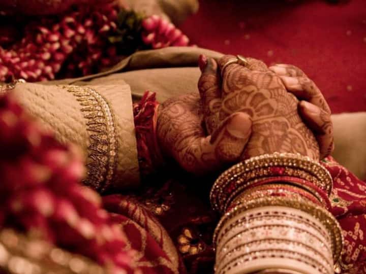 Groom thrashed in Sahibabad for demanding Rs 10 lakh in dowry marrying several times video goes viral Marriage: పెళ్లిలో రూ.10 లక్షలు డిమాండ్ చేసిన వరుడు.. వీపు విమానం మోత మోగించిన వధువు కుటుంబం