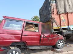 Kamareddy: కామారెడ్డి జిల్లాలో ఘోర రోడ్డు ప్రమాదం...లారీని ఢీకొట్టిన కారు, ఆరుగురి మృతి