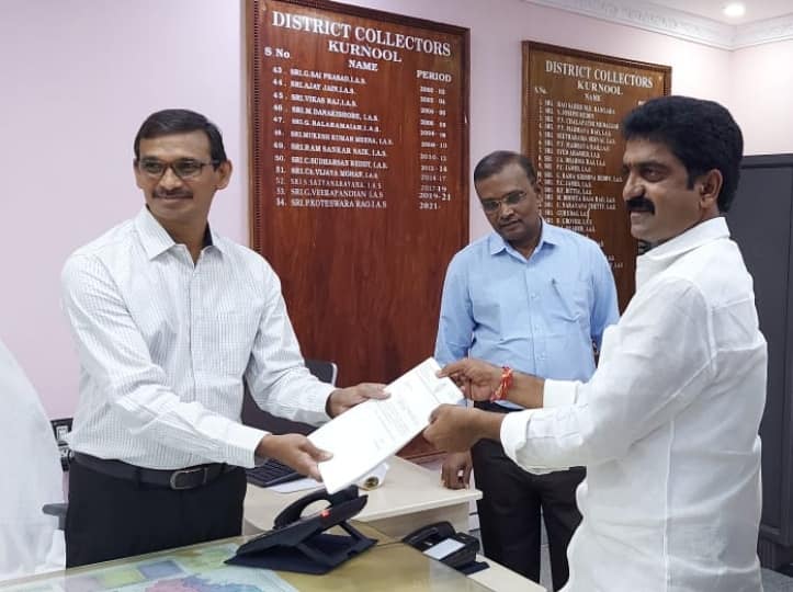 Kurnool ZP Chairman:కర్నూలు వైఎస్ఆర్సీపీలో అంతర్గత రాజకీయాలు.. జడ్పీ చైర్మన్ పదవికి మల్కిరెడ్డి రాజీనామా ! Malkireddy Subbareddy resigns as Kurnool Zadpi chairman Kurnool ZP Chairman:కర్నూలు వైఎస్ఆర్సీపీలో అంతర్గత రాజకీయాలు.. జడ్పీ చైర్మన్ పదవికి మల్కిరెడ్డి రాజీనామా !