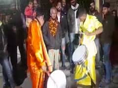 गजब! शराबी के साथ दूल्हे वाला 'ट्रीटमेंट', गाजे-बाजे के साथ मोहल्ले वालों ने किया स्वागत, अब वीडियो हो रहा VIRAL