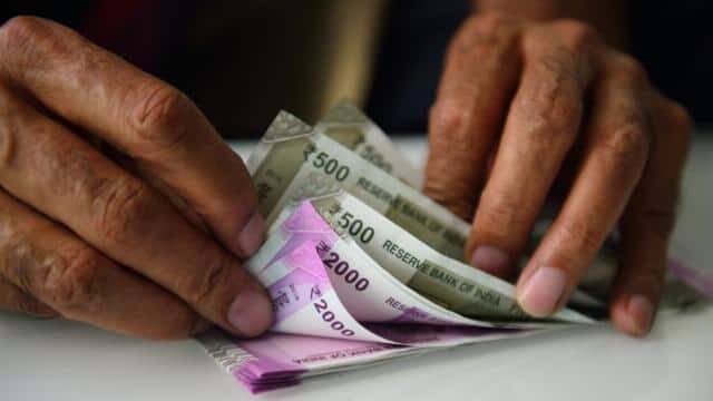 अगर किसी नोट का हिस्सा पूरी तरह से फटा हो, पूरा हिस्सा कट गया हो या पूरा नोट जला हो तो उसे इस तरह के नोट को आप सिर्फ आरबीआई के इश्यू ऑफिस में बदल सकते हैं. यहां पर आपको एक फॉर्म जमा करना होगा.
