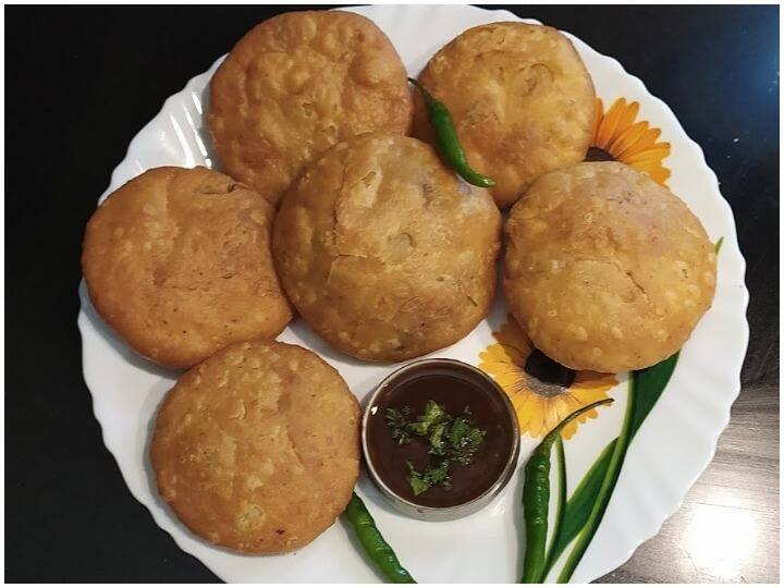কেননা, এতে বেশি ফাইবার, কম মিষ্টি, কম ক্যালোরি থাকে। বেকড জিনিস, কর্নফ্লেক্স বা বিস্কুট সুস্বাদু হলেও সেগুলি স্বাস্থ্যের পক্ষে খুব একটা লাভজনক নয়।