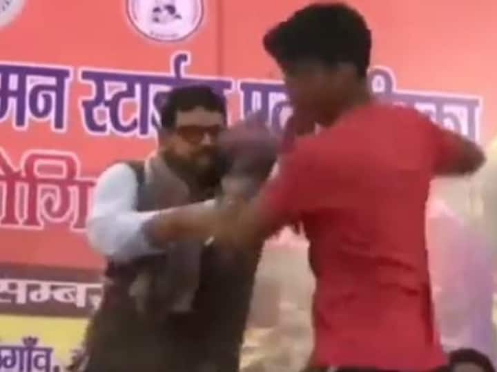 BJP MP Brij Bhushan Sharan Singh slapped a young wrestler during -National Wrestling Championship in Jharkhand Ranchi Watch: रांची में BJP सांसद बृजभूषण शरण सिंह ने खोया आपा, स्टेज पर युवा Wrestler को जड़े थप्पड़