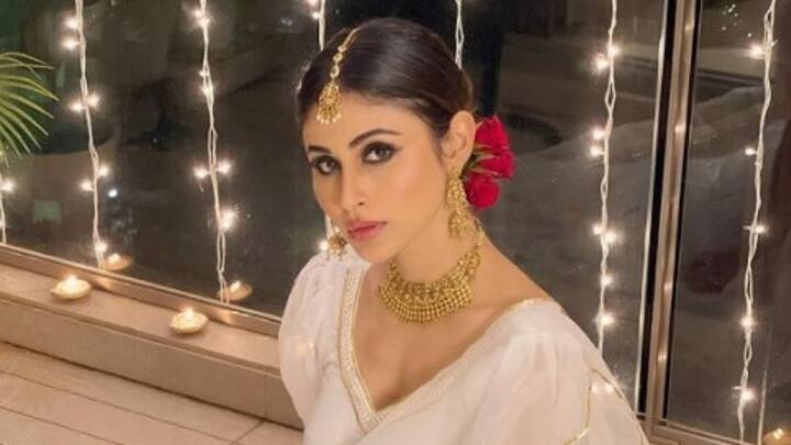 বলিউডে পা রাখার আগে ব্যক্তিগত জীবন নিয়ে খোলামেলা ছিলেন তিনি। কিন্তু গত কয়েক বছরে বদলে গিয়েছেন মৌনাী রায়। প্রেম-বিয়ে কোনও  কিছু নিয়েই রা কাড়েন না তিনি।