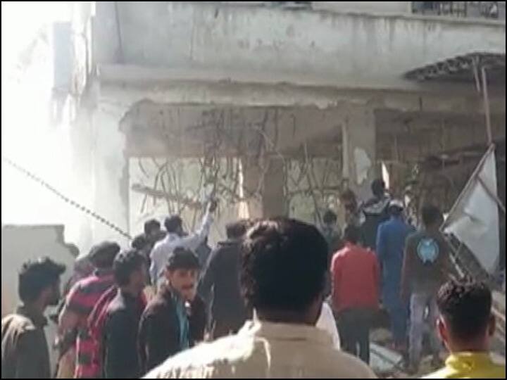 Karachi Blast News 10 People Killed Many Injured in an Explosion at a Building Shershah Paracha Chowk Karachi Blast: पाकिस्तान के कराची में बड़ा विस्फोट, 14 लोगों की मौत, घायलों में चार की हालत गंभीर