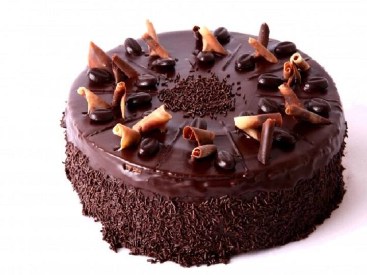 Chocolate Cake-चॉकलेट केक आजकल बच्चों से लेकर बड़ों तक की पहली पसंद बन चुका है. आप कोको पाउडर और चॉको चिप्स की मदद से घर पर ही बेहद टेस्टी केक बना सकते हैं. (PC: Freepik)