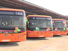 Gorakhpur News: 'स्टिक’ से ‘स्‍टीयरिंग गर्ल’ बनीं गोरखपुर की पूजा प्रजापति, अब इको-फ्रेंडली बस चलाकर बनेंगी ‘रोल मॉडल’