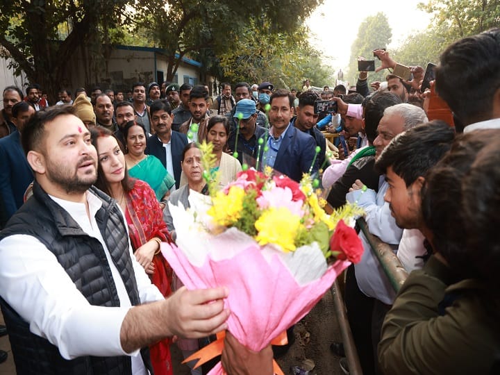 दिल्ली में शादी रचाने के बाद तेजस्वी यादव (Tejashwi Yadav) जब से अपनी पत्नी रेचल अका राजश्री (Rachel Godinho) को लेकर पटना आए हैं, तब से लोगों का राबड़ी आवास पहुंचने का सिलसिला जारी है.