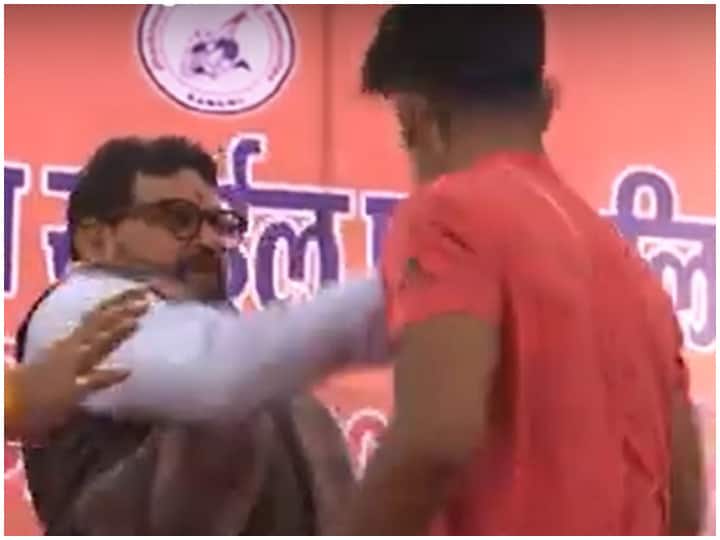 Viral Video: Wrestling Federation Chief Loses Temper, Smacks Young Wrestler In Public - Watch Viral Video: Wrestling Federation Chief Loses Temper, Smacks Young Wrestler In Public - Watch