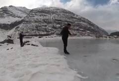 Photos: હિમવર્ષા બાદ જામી ગયું આ જાણીતું તળાવ, લોકો જોવા મળ્યા ચાલતાં