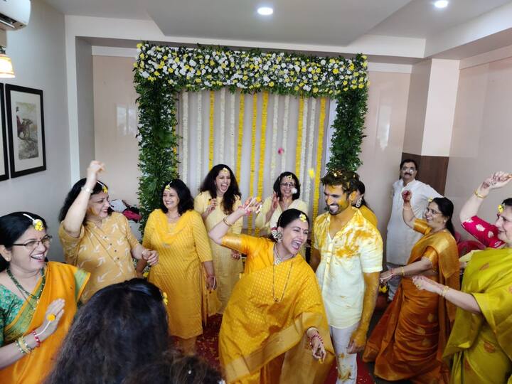 या व्यतिरिक्त अभिषेक व्यावसायिक जाहिरातींसाठी देखील काम करत आहे.
