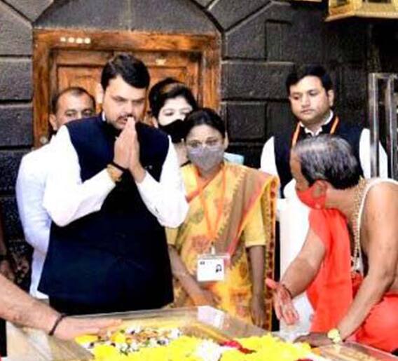 देवेंद्र फडणवीसांनी घेतलं साईबाबांचं दर्शन