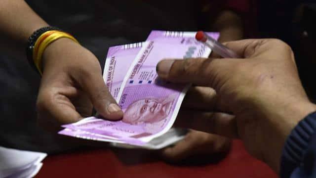 केंद्र सरकार इस स्कीम के तहत किसानों को सालाना 6000 रुपये की आर्थिक सहायता देती है. इस पैसे को सरकार तीन किस्तों के रुप में देती है. यानी आपको 4-4 महीने के अंतर पर 2000 रुपये की राशि मिलती है. ये पैसा सीधे आपके बैंक खाते में ट्रांसफर किया जाता है.