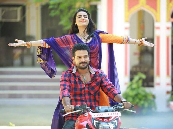 रितेश पांडे और अक्षरा सिंह की जोड़ी भी भोजपुरी सिनेमा की सुपरहिट जोड़ी में शामिल है. इस जोड़ी ने साथ में कुछ म्युजिक वीडियोज में भी काम किया. दोनों के काम को खूब सराहा गया है.