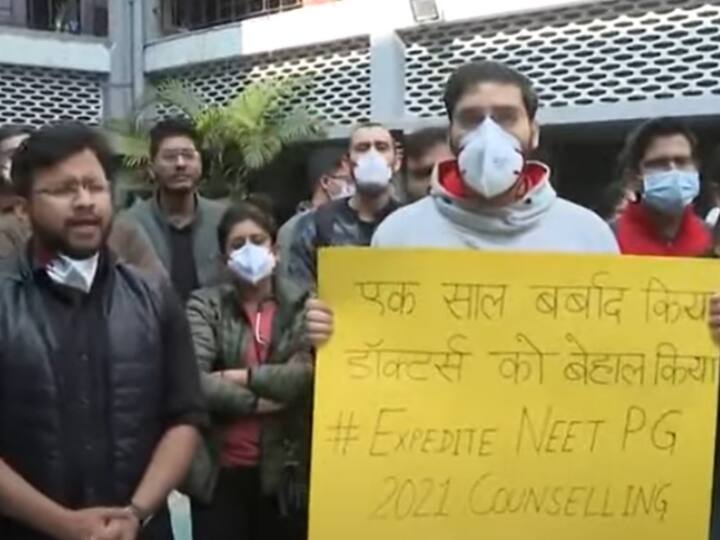 Delhi Doctors Strike: रेजिडेंट डॉक्टरों की दूसरे दिन भी हड़ताल जारी, चिकित्सक बोले हमारे पास दूसरा विकल्प नहीं resident doctors strike second day in big hospitals of Delhi due to delay in counseling of NEET PG ANN Delhi Doctors Strike: रेजिडेंट डॉक्टरों की दूसरे दिन भी हड़ताल जारी, चिकित्सक बोले हमारे पास दूसरा विकल्प नहीं