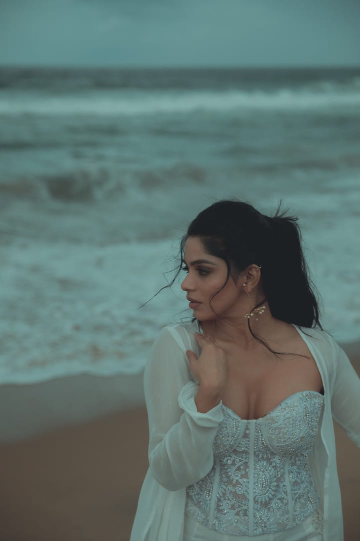 அடிவெள்ளாவிவச்சுத்தான் வெளுத்தாய்ங்களா உன்னவெயிலுக்கு காட்டாம வளா்த்தாய்ங்களா