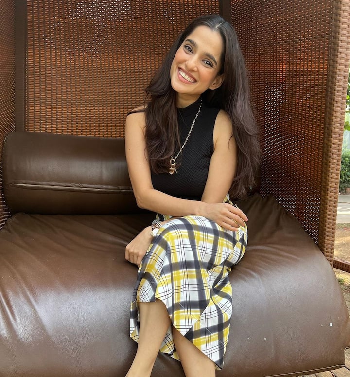 प्रियाने परिधान केलेल्या ड्रेसमध्ये तिचे सौंदर्य अधिकच खुलून आले आहे. (photo: priyabapat/insta)