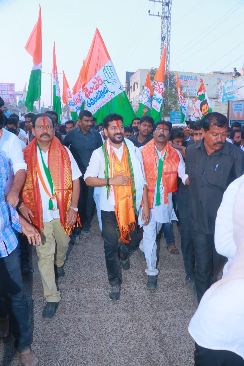 Revanth Reddy: టీఆర్ఎస్ పరిస్థితి ఇక చేవెళ్ల బస్టాండే... రైతుల వడ్లు కొనే వరకూ కాంగ్రెస్ పోరాటం...  చేవెళ్ల సభలో రేవంత్ రెడ్డి ఫైర్