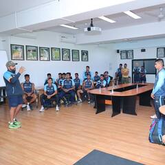 தென்னாப்பிரிக்காவில் அனுபவங்களை பகிரும் சீனியர்கள்... இந்திய கிரிக்கெட் அணியின் இதமான ஆலோசனை நேரம்!