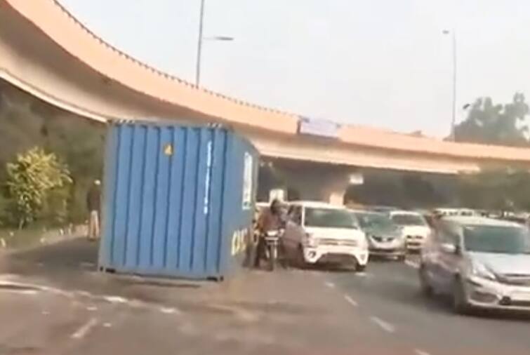 Delhi Accident: 4 die as container falls on autorickshaw near Delhi's ITO Delhi Accident: दिल्ली में दर्दनाक हादसा, ऑटो रिक्शे कंटेनर ट्रक पलटने से चार लोगों की मौत