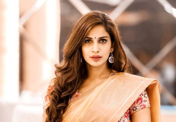 `ஒரு நேர உணவுக்கு 5000 ரூபாய் பில்!’ - பிக்பாஸ் சம்யுக்தாவை விமர்சிக்கும் நெட்டிசன்கள்! Bigg Boss ex contestant Samyuktha pays 5000 Rupees bill for her lunch in a Youtube video vlog in Villa Maya `ஒரு நேர உணவுக்கு 5000 ரூபாய் பில்!’ - பிக்பாஸ் சம்யுக்தாவை விமர்சிக்கும் நெட்டிசன்கள்!