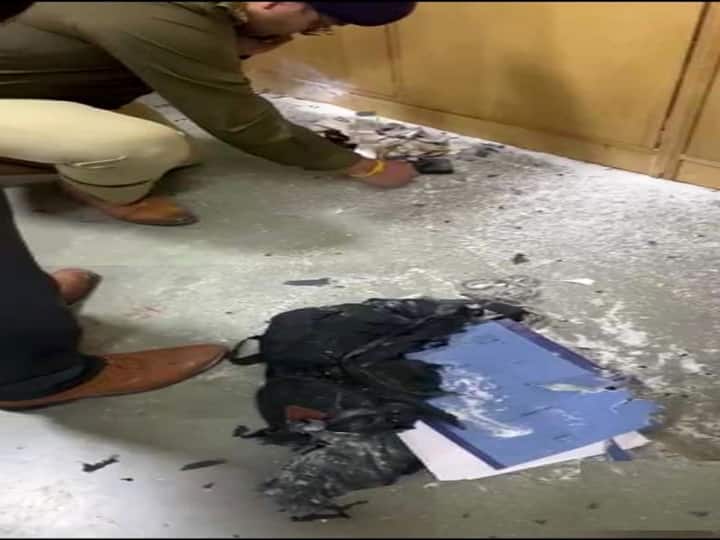 दिल्ली की रोहिणी कोर्ट में हुए बम ब्लास्ट मामले में चार्जशीट दायर, ऐसे पकड़ा गया था आरोपी साइंटिस्ट Delhi Rohini Court Bomb Blast case Delhi Police Chargesheet against Accused Scientist conspiracy of murder ANN दिल्ली की रोहिणी कोर्ट में हुए बम ब्लास्ट मामले में चार्जशीट दायर, ऐसे पकड़ा गया था आरोपी साइंटिस्ट