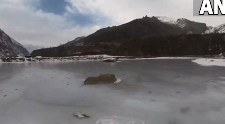 હિમાચલ પ્રદેશમાં હિમવર્ષા બાદ કડકડતી ઠંડી પડી રહી છે. અટલ ટનલ રોહતાંગના છેડે આવેલું સિસુ તળાવ સંપૂર્ણપણે થીજી ગયું છે. તળાવનું પાણી જામી ગયું છે અને લોકો તેના પર ચાલી રહ્યા છે.