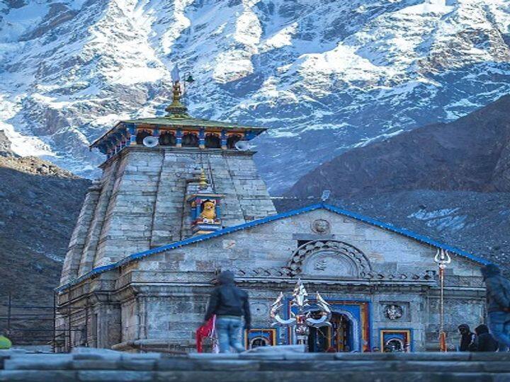 केदारनाथ: मान्यता है कि केदारनाथ का पहला संदर्भ स्कंद पुराण में मिला. केदारनाथ मंदिर को लेकर एक मान्यता ये भी है कि यहां भगवान शिव ने अपने बालों से पवित्र गंगा नदी के जल को यहां छोड़ा था.बता दें कि केदारनाथ का ये मंदिर उत्तराखंड के मंदाकिनी तट पर स्थित है. अगर आप भी मंदिर के दर्शन के लिए जाना हैं तो अप्रैल से नवंबर के बीच ही यहां के लिए प्लान बनाएं. क्योंकि ज्यादा ठंड में बर्फ पड़ने के कारण इसे बंद कर दिया जाता है.