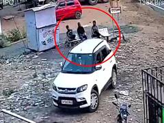 विचित्र अपघात... गाडी रिव्हर्स घेताना ताबा सुटला अन् तीन मित्रांना चिरडलं