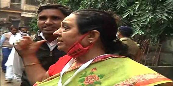 KMC Election 2021: BJP প্রার্থী মীনাদেবী পুরোহিতকে 'হেনস্থা', নিজেই গণ্ডগোল পাকিয়েছেন, পাল্টা অভিযোগ TMC-র | Bangla News