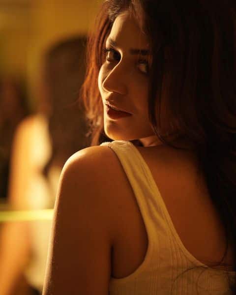 'టాక్సీవాలా' సినిమాతో టాలీవుడ్ లో గుర్తింపు తెచ్చుకున్న ప్రియాంక జవాల్కర్ ప్రస్తుతం పలు సినిమాలతో బిజీగా గడుపుతోంది. (Courtesy : Instagram)