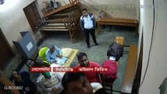 KMC Election 2021: খন্না হাইস্কুলে বুথের সিসি ক্যামেরা ঢেকে রাখার অভিযোগে সরব বামেরা | Bangla News