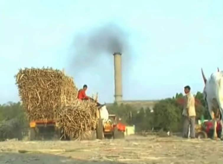 Nanded Signatures of farmers on contract while distributing wedding cards shocking act of Nanded Sugar Factory President Nanded : लग्नपत्रिका वाटताना करार पत्रावर शेतकऱ्यांच्या घेतल्या सह्या, नांदेड साखर कारखाना अध्यक्षांचे धक्कादायक कृत्य