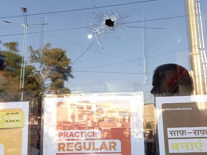 Jodhpur Rajasthan Shot fired at Bhatia crossroads of Due to the glass person sitting inside shop saved ann Jodhpur News: जाको राखे साइयां मार सके ना कोई- जानिए ताबड़तोड़ गोली चलने के बाद भी कैसे बच गया ये आदमी