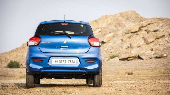 Celerio ची किंमत 4.99 लाख रुपये (एक्स-शोरूम) पासून सुरू होते तर WagonR ची किंमत 4.93 लाख रुपये (एक्स-शोरूम) पासून सुरू होते.New Maruti Suzuki celerio (Photo:Carwale). Celerio MT ची किंमत रु. 6.44 लाख (एक्स-शोरूम) आहे, तर AT ची किंमत रु. 6.94 लाख (एक्स-शोरूम) आहे.