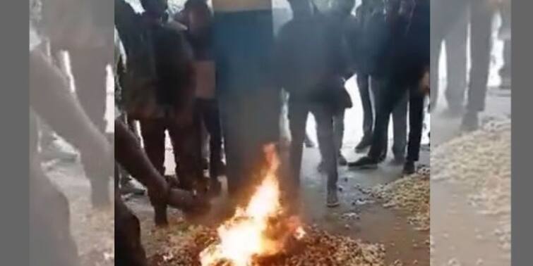Madhya Pradesh Farmers burns 160 kg of garlic after not getting fair price Madhya Pradesh Farmers: বয়ে আনতেই খরচ ৫০০০, দাম মিলছে ১১০০, মান্ডিতেই রসুনের গাদায় আগুন কৃষকের