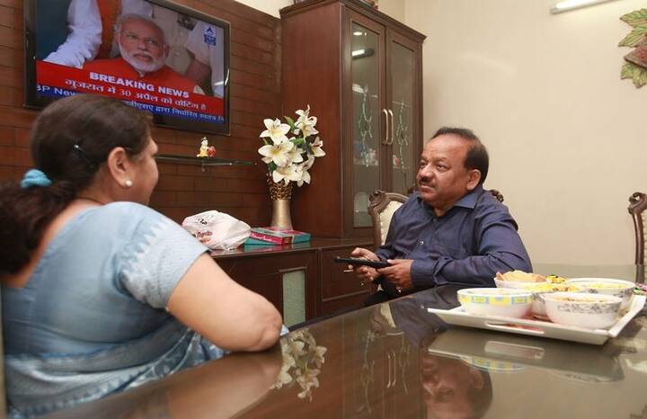 बीजेपी के बड़े नेता हर्षवर्धन भी डॉक्टर हैं. उन्होंने एमबीबीएस और एमडी किया है. उनकी शिक्षा को देखते हुए नरेंद्र मोदी की सरकार में उन्हें केंद्रीय स्वास्थ्य मंत्री का पद भी दिया गया था.