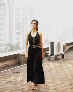 Ramya Pandiayn Pics: பிளாக் அண்ட் க்யூட்... காரில் கலக்கலாக வந்து இறங்கும் ரம்யா பாண்டியன்...!