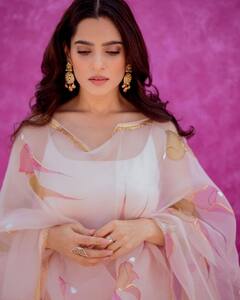 Priya Bapat : प्रिया बापटचं निखळ हास्य, चाहते घायाळ