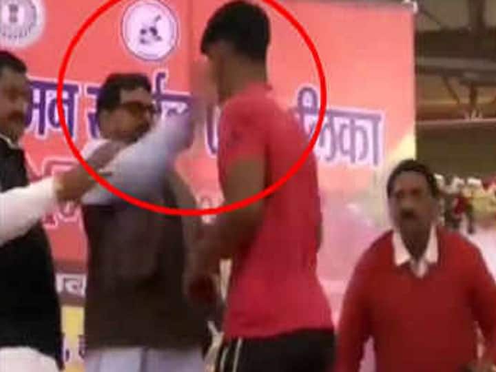 Watch Video about BJP MP Slapping Wrestler On Stage At Sports Event Watch Video: சொன்னதையே சொல்லாத.. மேடையில் வைத்து மல்யுத்த வீரருக்கு பளார் விட்ட பாஜக எம்பி.!