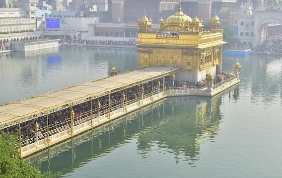 'Intruder' in Amritsar's Golden temple! | Sansani (20 December 2021)