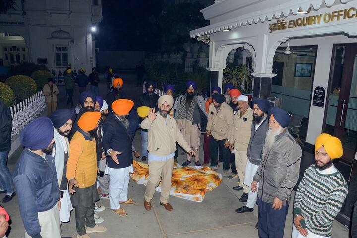 Punjab News: Youth disrupts religious service in Amritsar Golden Temple, beaten to death Golden Temple News: स्वर्ण मंदिर में बेअदबी के आरोप में युवक की हत्या, राजनीतिक दलों ने जताई साजिश की आशंका