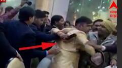 Ghazipur Uttar Pradesh : मागितला हुंडा, मिळाला चोप, लग्नमंडपातच नवरा आणि पित्याची धुलाई