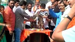 Mumbai : कर्नाटकात झालेल्या घटनेच्या निषेधार्थ राष्ट्रवादीकडून पुतळ्यांना दुग्धाभिषेक