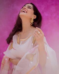 Priya Bapat : प्रिया बापटचं निखळ हास्य, चाहते घायाळ