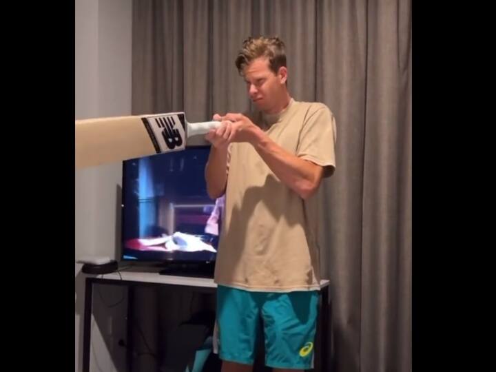 Ashes 2021-22: Australia Cricketer Steve Smith wife catches him on camera shadow batting at 1am in their hotel room- Watch Video Watch Video: রাত তখন ১টা, হোটেলের ঘরেই শ্যাডো প্র্যাকটিস স্মিথের