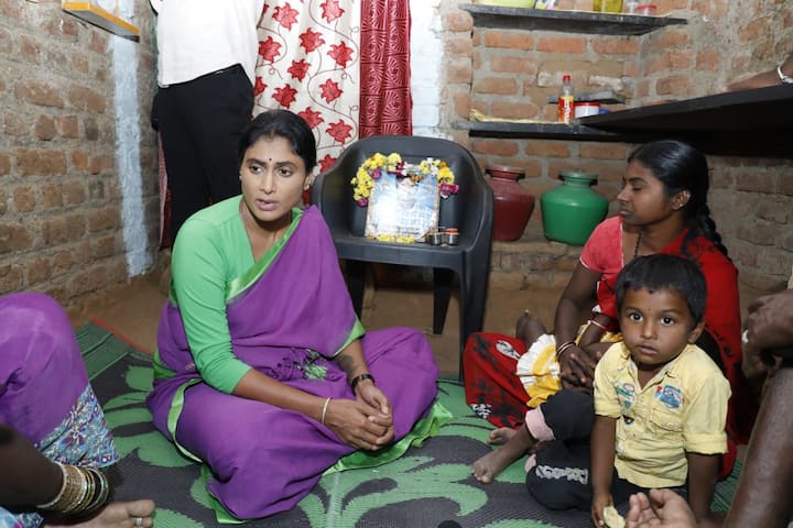 YS Sharmila Comments On CM KCR Over Farmers Suicide YS Sharmila: ఎంత మంది రైతులను ఆత్మహత్య బాట పట్టిస్తారు.. ఆ పాపం కేసీఆర్ దే
