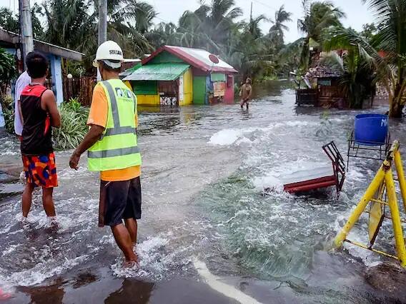 Malaysia Floods Displace Thousands in Malaysia, Typhoon Leaves 49 Dead in Philippines Malaysia Floods:মালয়েশিয়ায় ব্যাপক বন্যায় আশ্রয়হারা কয়েক হাজার, ফিলিপিন্সে টাইফুন রাইয়ে মৃত ৭৫