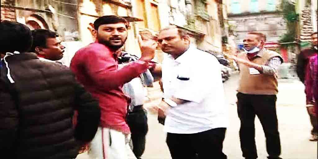 KMC Election 2021: ভোটদানে বিঘ্ন ঘটানোর অভিযোগ, বিজেপি প্রার্থী ব্রজেশ ঝা-কে ঘিরে বিক্ষোভ KMC Election 2021: BJP MLA Brajesh Jha allegedly disturbed polling at Haranath High School of Baghbazar KMC Election 2021: ভোটদানে বিঘ্ন ঘটানোর অভিযোগ, বিজেপি প্রার্থী ব্রজেশ ঝা-কে ঘিরে বিক্ষোভ